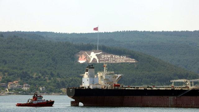 Çekilerek tersaneye götürülen tanker, Çanakkale Boğazı’ndan geçti