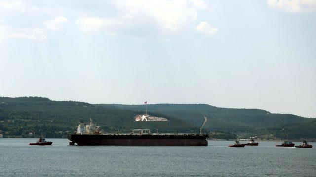 Çekilerek tersaneye götürülen tanker, Çanakkale Boğazı’ndan geçti
