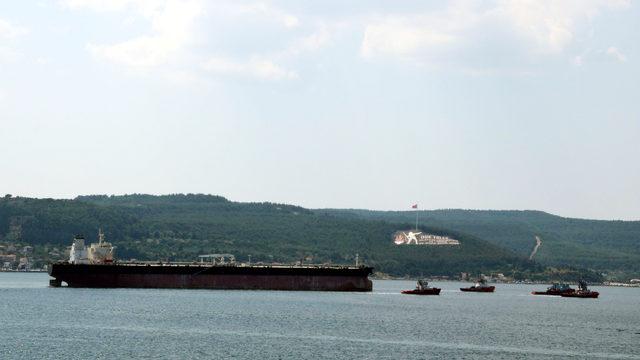 Çekilerek tersaneye götürülen tanker, Çanakkale Boğazı’ndan geçti