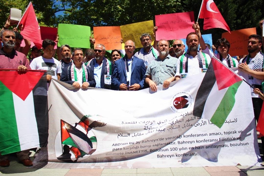 Bahreyn&rsquo;deki &ccedil;alıştaya Eskişehir&rsquo;den protesto