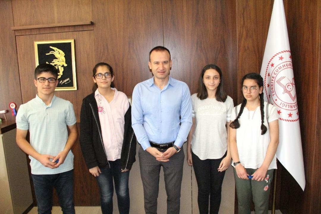 LGS&rsquo;de derece yapan &ouml;ğrencilerden Milli Eğitim M&uuml;d&uuml;r&uuml; Tekin&rsquo;e ziyaret