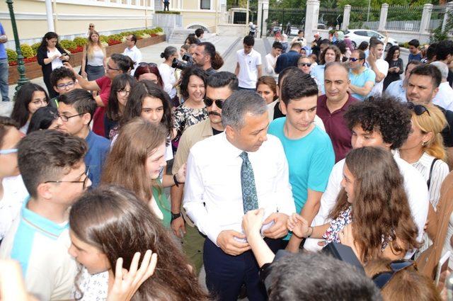İstanbul Valisi Yerlikaya’dan LGS’de tam puan alan öğrencilere hediye