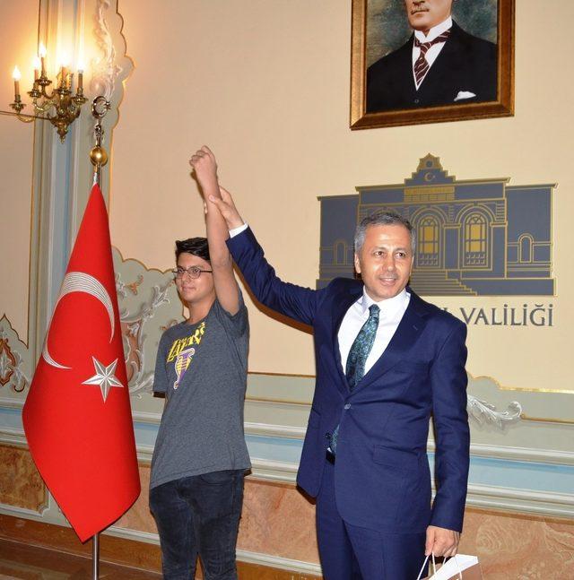İstanbul Valisi Yerlikaya’dan LGS’de tam puan alan öğrencilere hediye