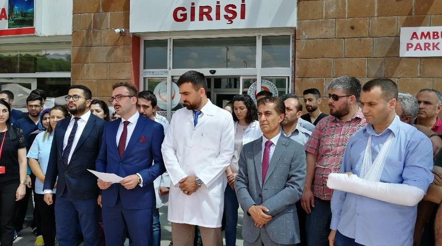 Ahlat&rsquo;ta doktor ve g&uuml;venlik g&ouml;revlisine yapılan şiddet kınandı