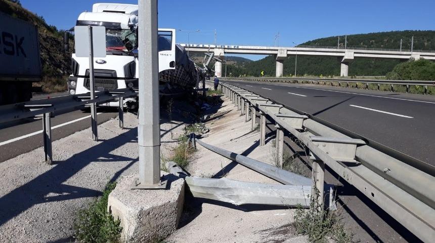 Tır yoldan &ccedil;ıktı; 1 yaralı