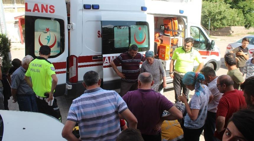 Otomobil &ccedil;arpan &ccedil;ocuk yaralandı