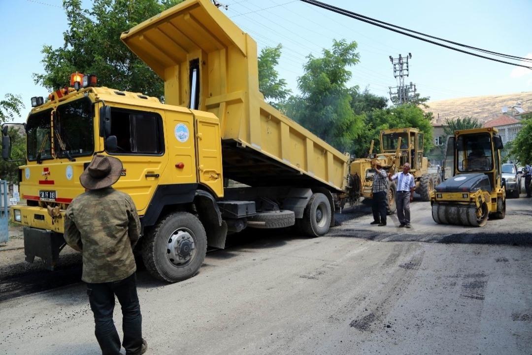 Gazi mahallesinde sıcak asfalt &ccedil;alışması