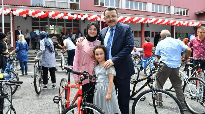 Ortahisar Belediyesi, 61 öğrenciye 61 bisiklet hediye etti