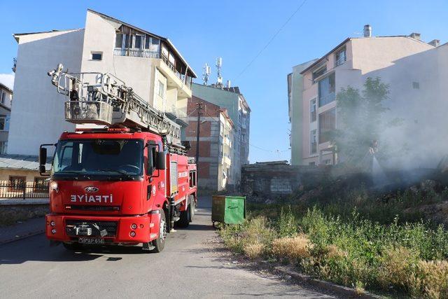 Ot yangını mahalleyi duman içinde bıraktı