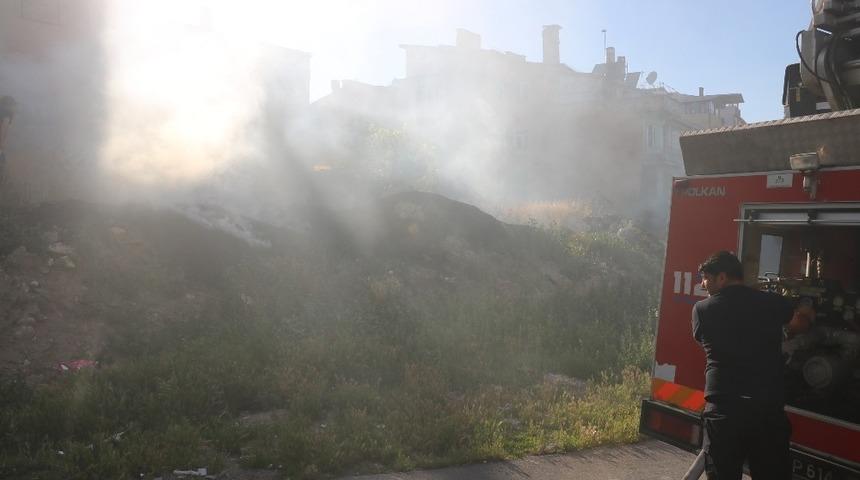 Ot yangını mahalleyi duman içinde bıraktı