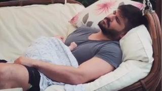 Tolgahan Sayışman’ın oğlu Efehan ile salıncak keyfi