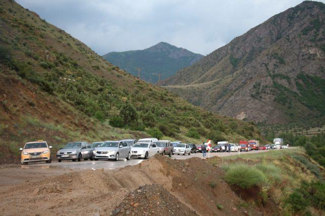 Sağanak, Oltu-Narman karayolunu kapattı