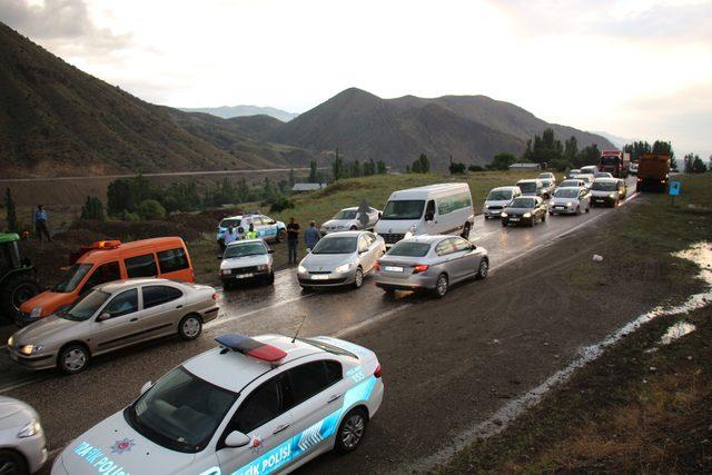 Sağanak, Oltu-Narman karayolunu kapattı