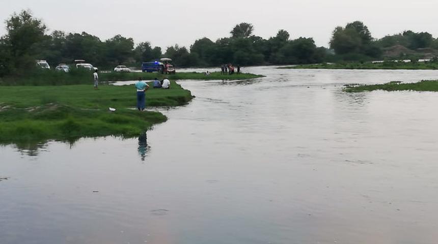 Takılan ağı çıkarmak isteyen genç suda kayboldu
