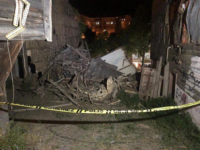 Şile'de iki katlı ahşap bina çöktü 