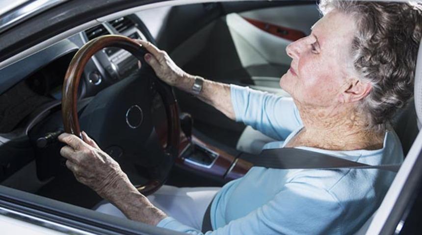 Yaşlı kadın aşırı hızdan durduruldu! Cevabı polisi şaşkına çevirdi