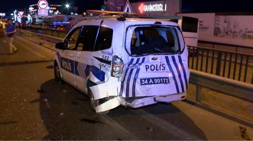 Trafik kazasına müdahale eden polislere otomobil çarptı: 2'si polis 8 yaralı