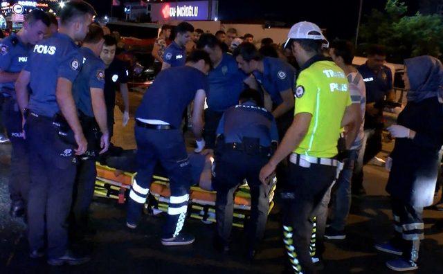 Trafik kazasına müdahale eden polislere otomobil çarptı: 2'si polis 8 yaralı