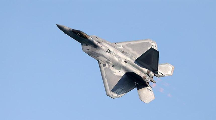ABD Katar'daki &uuml;sse F-22'leri konuşlandırdı! 