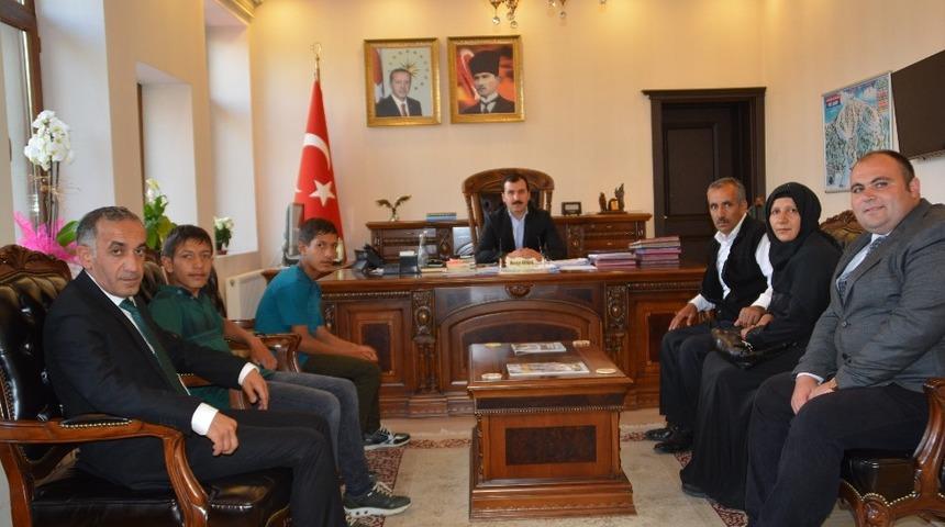 Kaymakam Koşal, başarılı ikizleri makamında ağırladı