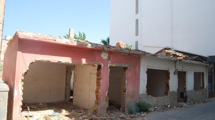 Metruk bina yıkılmayı bekliyor