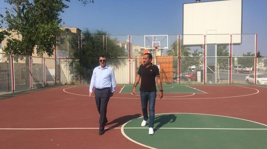 Bayraklı’nın parkları yenileniyor