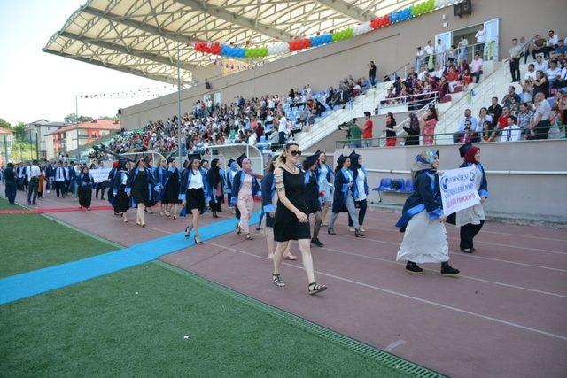 Mezuniyetlerini oynayarak kutladılar