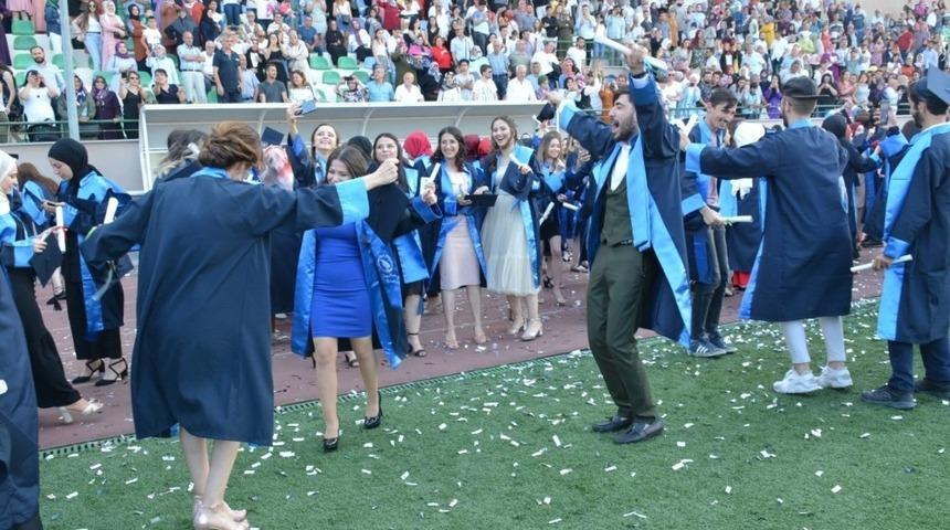 Mezuniyetlerini oynayarak kutladılar