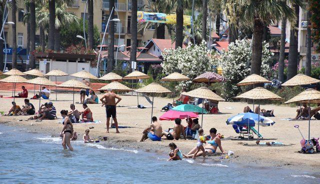 Marmaris'te sıcaktan bunalanlar deniz ve havuzlara koştu