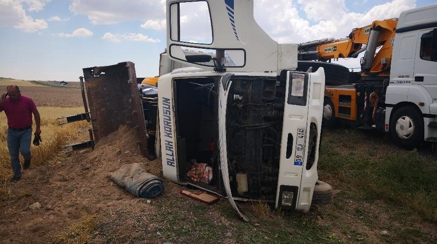 İş makinesi y&uuml;kl&uuml; kamyon devrildi: 1 yaralı