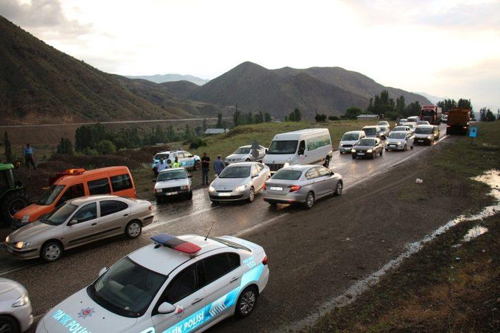 Oltu Narman kara yolu kapandı G3