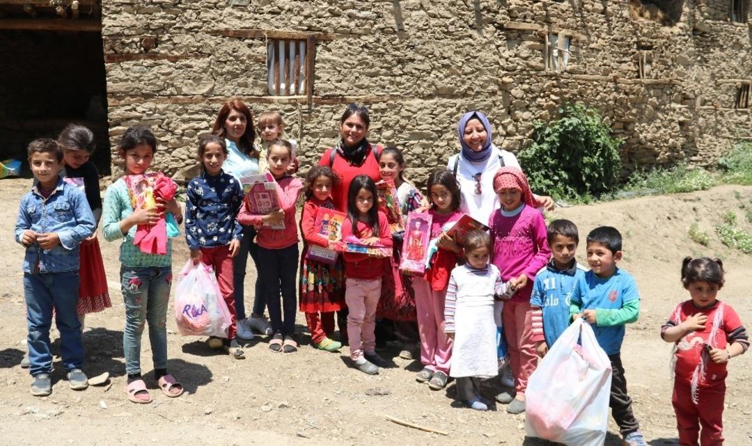 (&Ouml;zel Haber) K&ouml;y &ccedil;ocuklarını sevindirmek i&ccedil;in y&uuml;zlerce kilometre yol kat ettiler