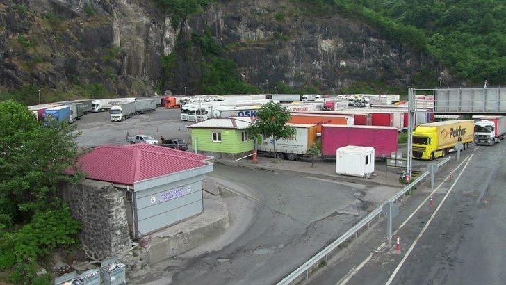 Sarp Sınır Kapısı’nda TIR kuyruğu devam ediyor G4