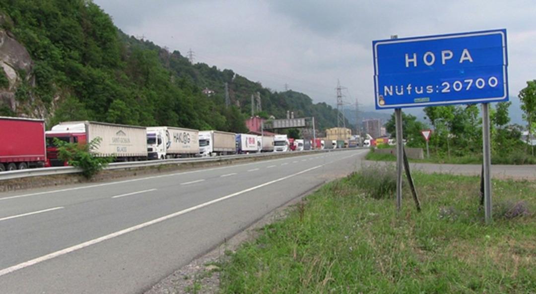 Sarp Sınır Kapısı&rsquo;nda TIR kuyruğu devam ediyor