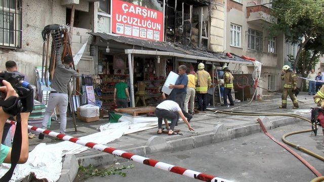 Bağcılar'da yangın çıkan mağaza alevler içinde kaldı 