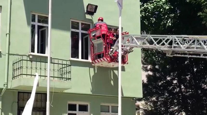 Halk eğitim merkezinde mahsur kalan öğrencileri itfaiye ekipleri kurtardı