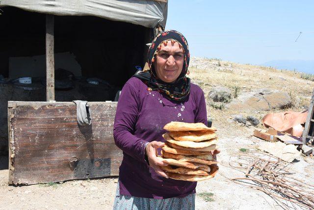 Kadifekale'de kadınlar tandır ekmeği yaparak evlerini geçindiriyor