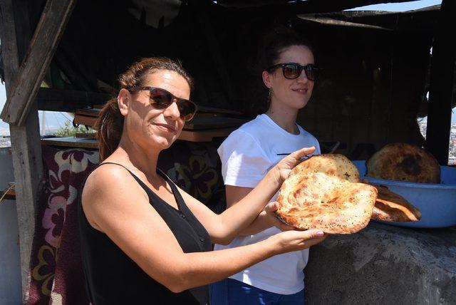 Kadifekale'de kadınlar tandır ekmeği yaparak evlerini geçindiriyor