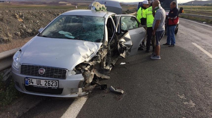 İki otomobil &ccedil;arpıştı:6 Yaralı