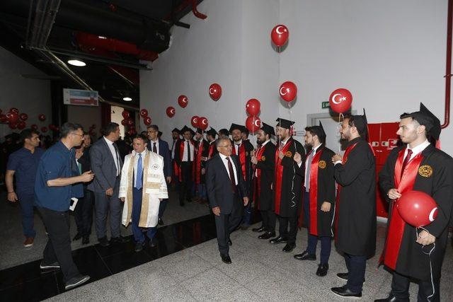 Başkan Büyükkılıç, Erciyes Üniversitesi Tıp Fakültesi’nin mezuniyet törenine katıldı