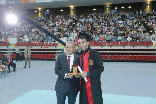 Başkan Büyükkılıç, Erciyes Üniversitesi Tıp Fakültesi’nin mezuniyet törenine katıldı