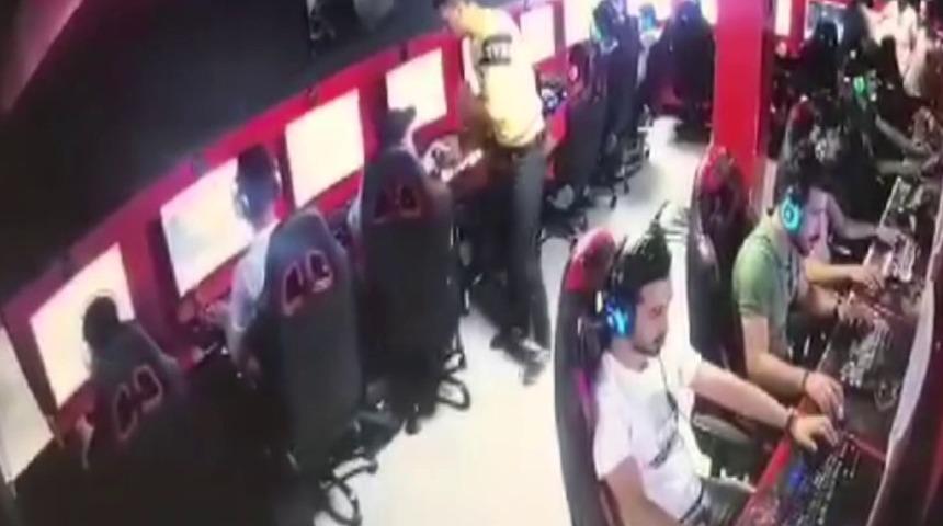 Konuşma bahanesiyle aldığı telefonu çalıp kaçtı