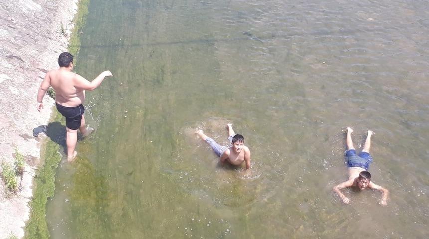 Sıcaktan bunaldılar Asar Deresi’ne atladılar