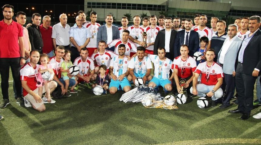 Futbol turnuvasında kupa jandarmanın oldu