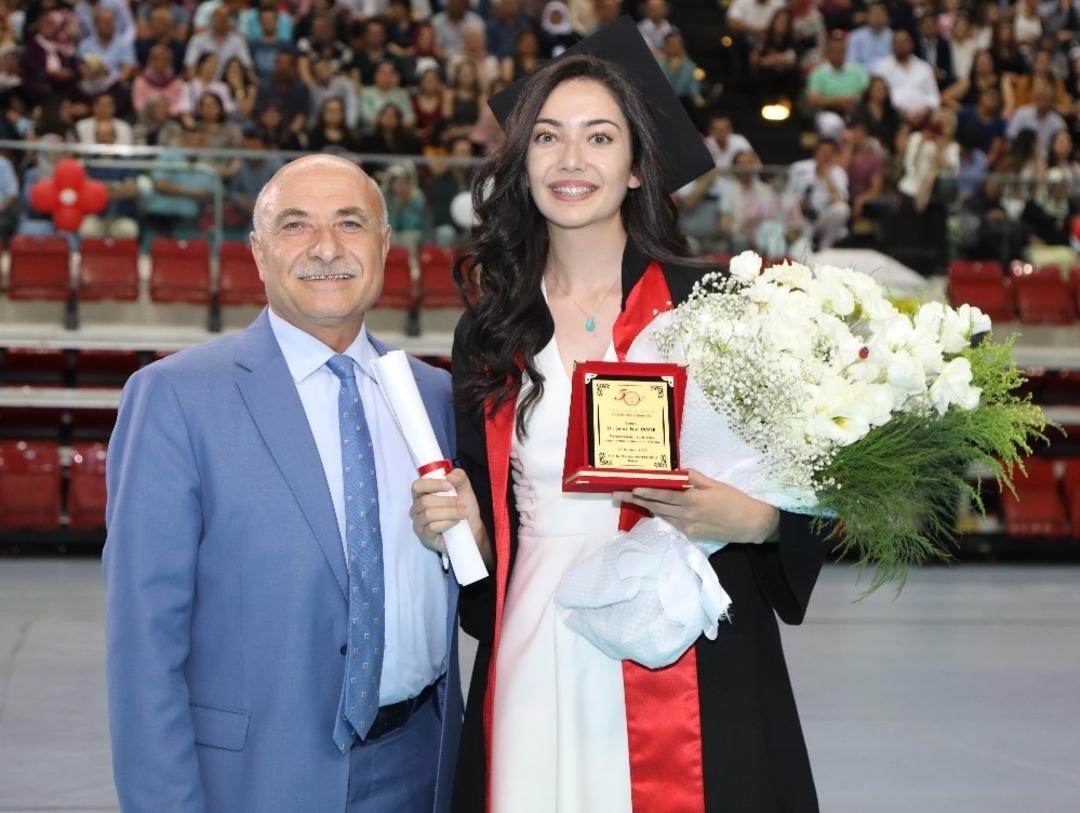 ER&Uuml; Tıp Fak&uuml;ltesi 45. D&ouml;nem Mezunlarını Verdi