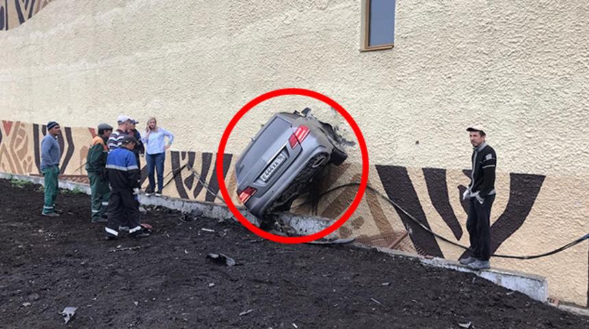 Rusya'da kontrolden &ccedil;ıkan otomobil duvara saplandı