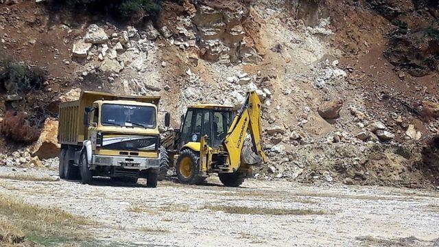 Parmakkurdu Mahallesine yeni bir futbol sahası yapılıyor