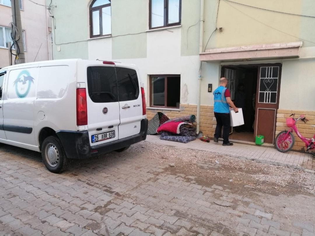 Havacılar, evini su basan ailenin yardımına koştu