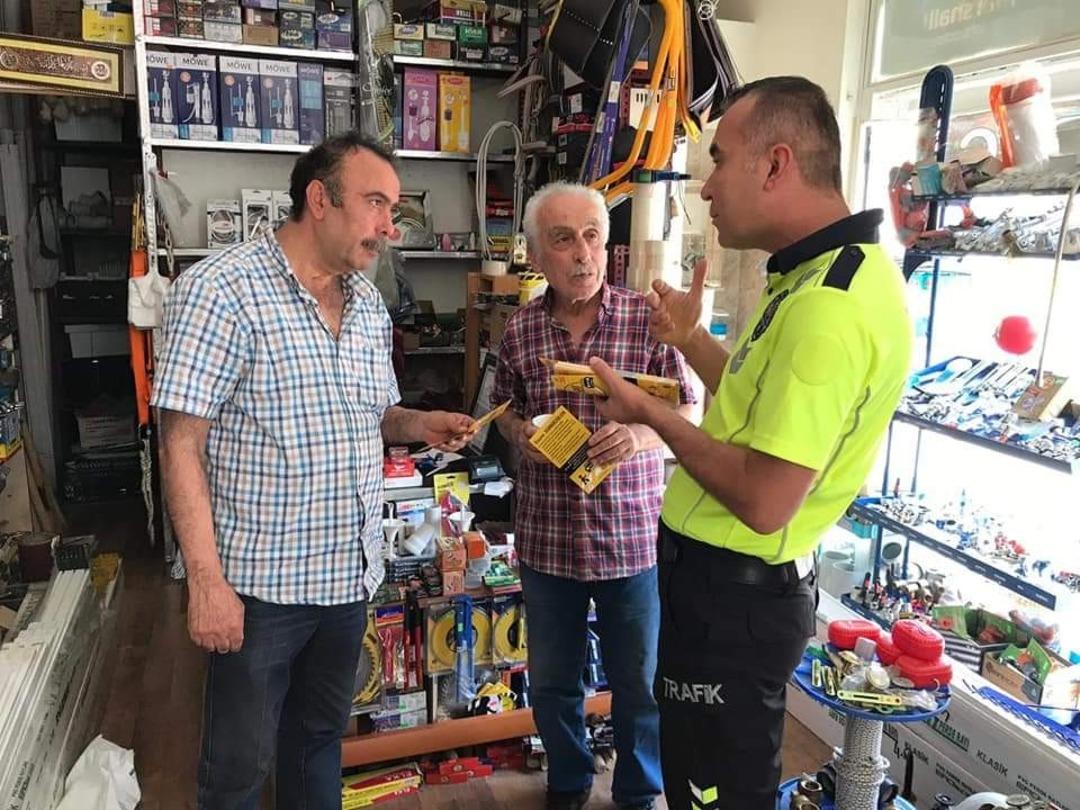 Trafik polisleri vatandaşları yaya &ouml;nc&uuml;l&uuml;ğ&uuml; i&ccedil;in bilgilendirmeye devam ediyor