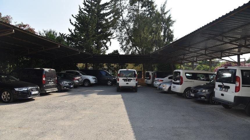 Yılmaz, başkan yardımcıları ve m&uuml;d&uuml;rlerin makam ara&ccedil;larını havuza &ccedil;ekti